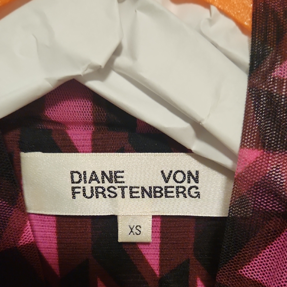 Diane Von Furstenberg Pink and Black Geometric Top NWOT - Picture 2 of 2